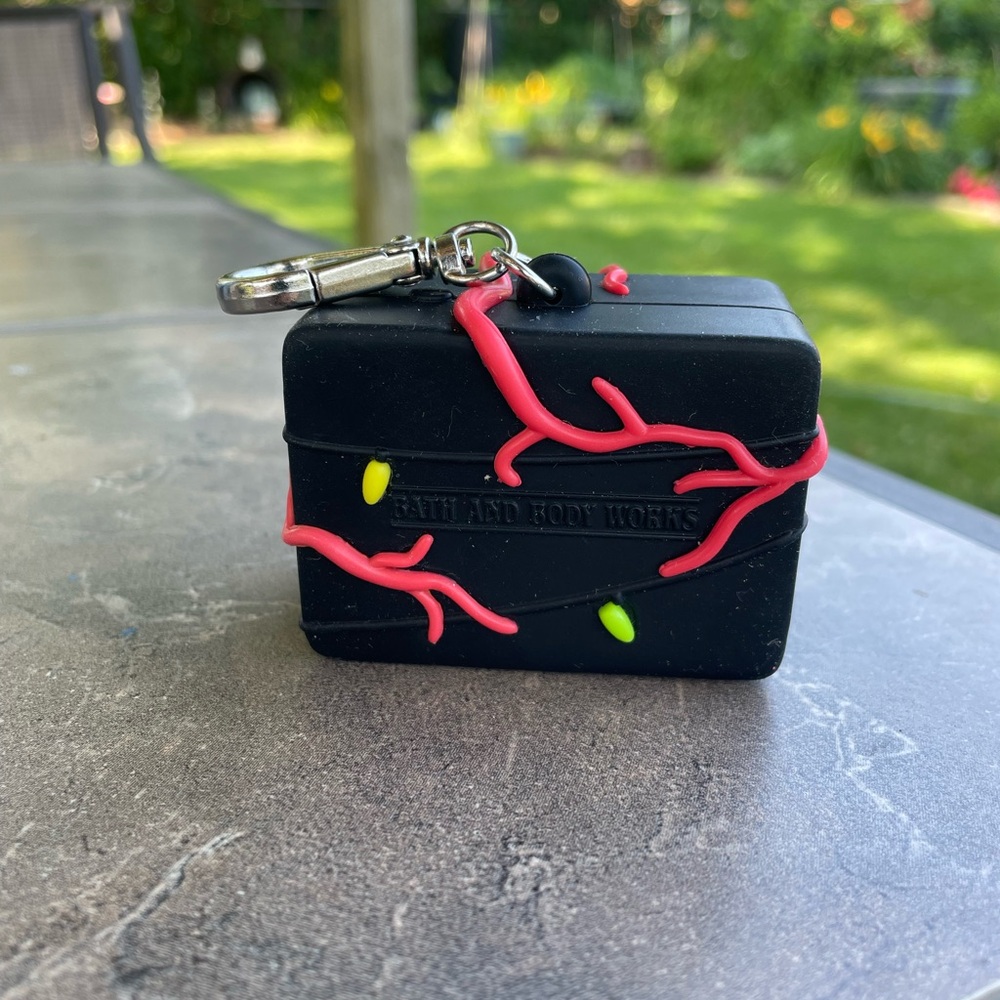 2x Bath & Body Works x Stranger Things Lightbulb Pocketbac Holder 🚦Lights Up🚦 - Picture 9 of 14